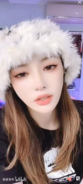 一只霸王兽全程腿抖摔倒视频，视频回放与搞笑瞬间合集