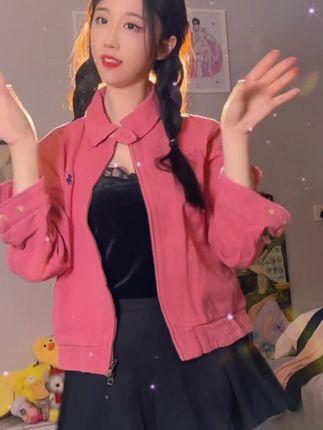 轩子巨2兔大晒私密照，腿边黑色一团引发热议