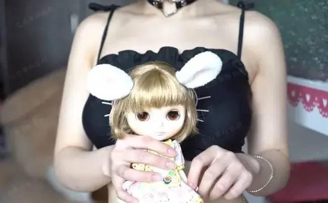 抖音网红周大萌黑历史被扒出，私拍视频流出表情很到位