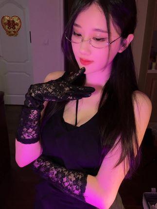 轩子巨2兔大晒私密照，腿边黑色一团引发热议