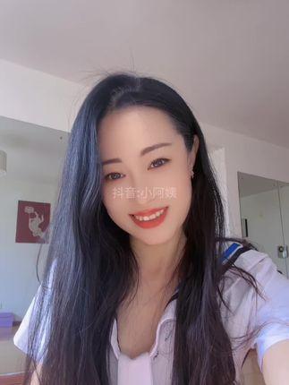 抖音小阿姨直播热舞整活比肩定制版，独特风格吸引人